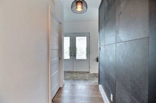 Mud Room - 742 Av. Terry-Fox, Rouyn-Noranda, QC 