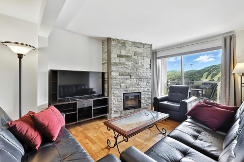Salon - A-775 Rue Principale, Saint-Sauveur, QC 