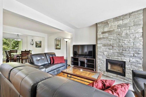 Salon - A-775 Rue Principale, Saint-Sauveur, QC 