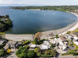 3931 Cadboro Bay Rd Saanich, BC V8N 4G7