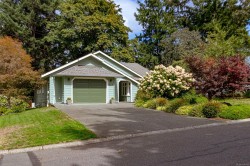 1112 Vic Pl Central Saanich, BC V8M 1J1