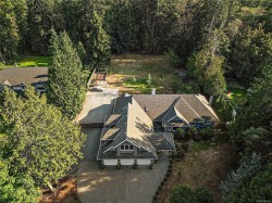 657 Cromarty Ave North Saanich, BC V8L 5G6