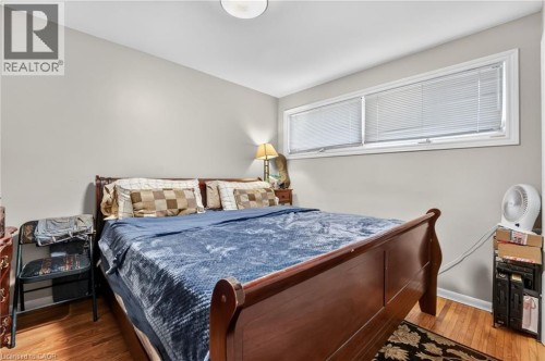 Hardwood flooring, painted walls, single ceiling light fixture, and horizontal windows - 121 Panin Road, Burlington, ON 