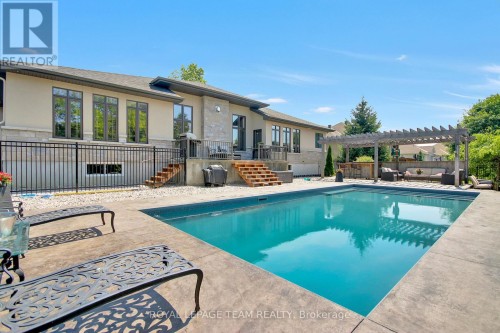1801 Cedarlakes Way, Ottawa, ON 