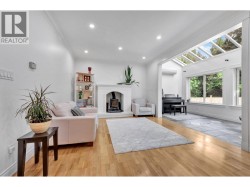 425 TEMPE CRESCENT  North Vancouver, BC V7N 1E7