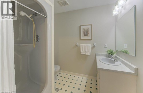 Primary ensuite bath - 26 Stanmore Avenue, Kitchener, ON 