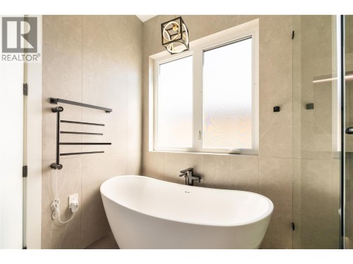 Heated Towel Holder by tub - 979 Loseth Drive, Kelowna, BC 
