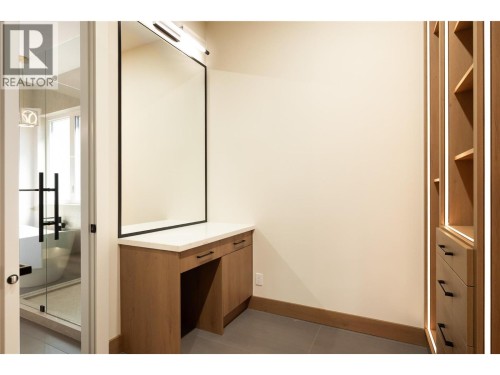 Vanity in walk in closet - 979 Loseth Drive, Kelowna, BC 
