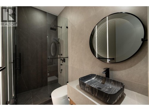 Main Floor Full Bathroom - 979 Loseth Drive, Kelowna, BC 