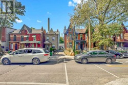 18 1/2 BELLEVUE AVENUE Toronto, ON M5T 2N4