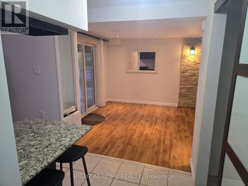 20 LIPPINCOTT COURT , Richmond Hill, Ontario L4C 7M4 5