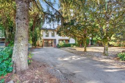 7115 Wallace Dr Central Saanich, BC V8M 1G9