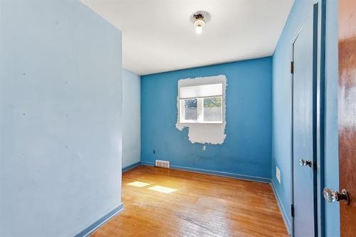 31 Avondale Rd, Winnipeg, MB 