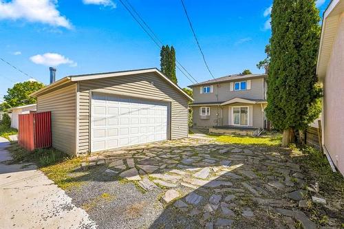 31 Avondale Rd, Winnipeg, MB 