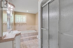 Spacious 4-piece bath with a Jacuzzi tub - 