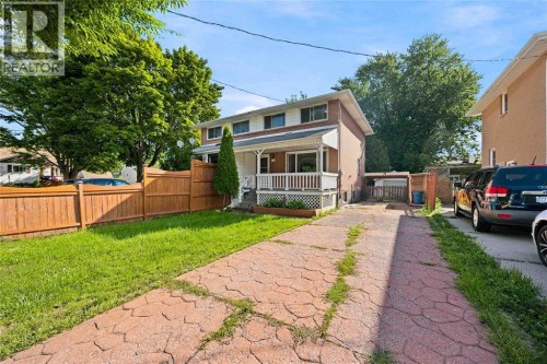 690 KEMBER AVENUE , Sarnia, Ontario N7S 2T1 2