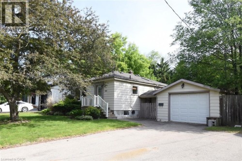 Single-car garage with a panel door - 945 Glen View Avenue, Burlington, ON 