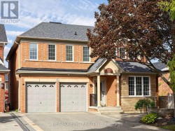 6 MALTA COURT Richmond Hill, ON L4E 5E2