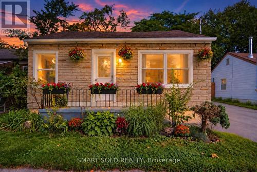 7 ELMWOOD AVENUE  St. Catharines, ON L2R 2T5