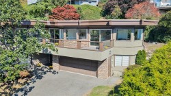 874 Kentwood Lane Saanich, BC V8Y 3C6