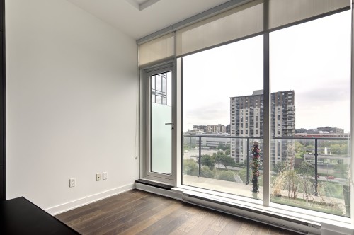 Salon - 709-1188 Rue St-Antoine O., Montréal (Ville-Marie), QC 