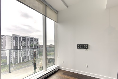 Salon - 709-1188 Rue St-Antoine O., Montréal (Ville-Marie), QC 