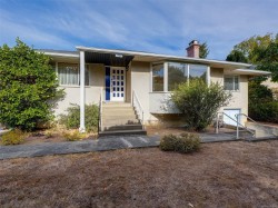 3896 Hobbs St Saanich, BC V8N 4C9