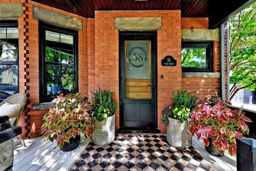58 Tyler Street  Aurora, ON L4G 2N2