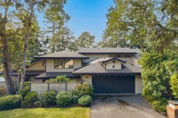 #6-909 Carolwood Dr Saanich, BC V8X 3T9