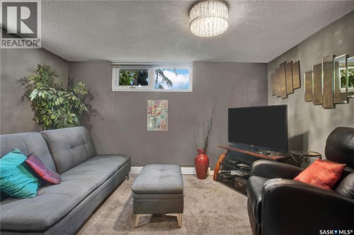30 Yale Crescent, Saskatoon, SK 