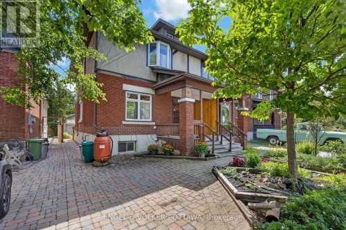68 CAMERON AVENUE  Ottawa, ON K1S 0W9