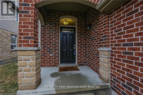 UPPER - 950 OAKCROSSING ROAD , London North (North M), Ontario N6H 0A7 3