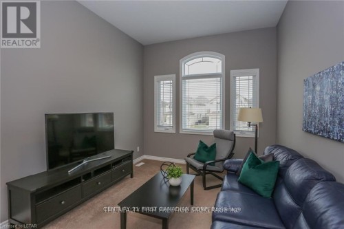 UPPER - 950 OAKCROSSING ROAD , London North (North M), Ontario N6H 0A7 4