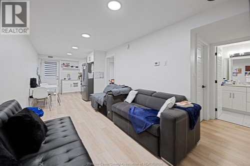 2224 FRASER Unit# LOWER , Windsor, Ontario N8X 3Z7 5