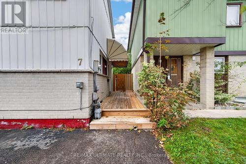 7 GRAND RIVER COURT , Brampton, Ontario L6S 2J8 3