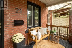 22 STEPHENSON AVENUE Toronto, ON M4C 1G1