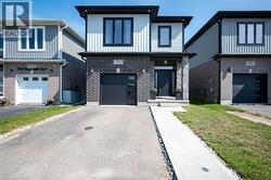 904 CHAPEL HILL Court  Kitchener, ON N2R 0P4