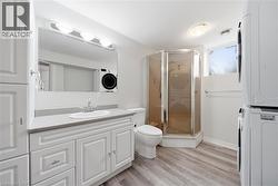 Lower level Jack & Jill ensuite with laundry - 