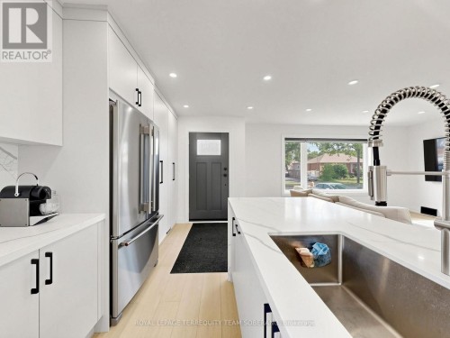 UPPER - 41 BAINBRIDGE AVENUE , Toronto, Ontario M3H 2J8 4