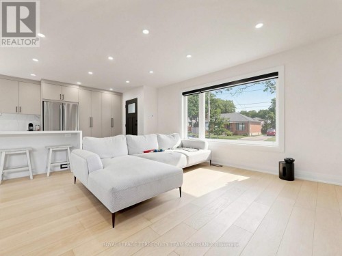 UPPER - 41 BAINBRIDGE AVENUE , Toronto, Ontario M3H 2J8 5