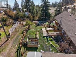 Yard to the side is perfect for the pets/gardening - 