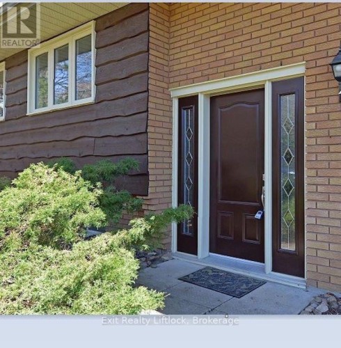 MAIN FLOOR - 4 WALLIS DRIVE , Peterborough (Monaghan Ward 2), Ontario K9J 6B7 3