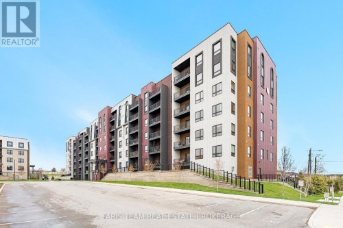402 - 4 SPICE WAY  Barrie, ON L9J 0M2