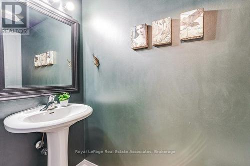 Main level powder room - 7222 Deanlee Court, Mississauga, ON 