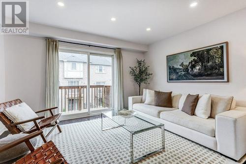 Living room with balcony - 7222 Deanlee Court, Mississauga, ON 