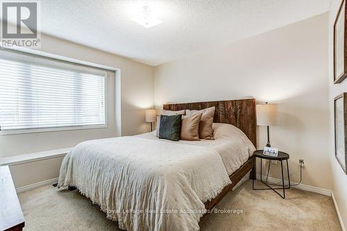 Main bedroom with window seat - 7222 Deanlee Court, Mississauga, ON 