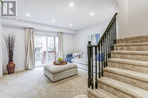 Family room with walk out to back yard - 7222 Deanlee Court, Mississauga, ON 