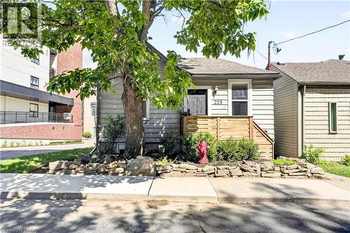 225 CHARLTON Avenue E  Hamilton, ON L8N 1Z2