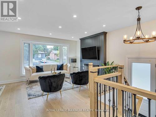 UPPER LEVEL - 8 LAWRENCE CRESCENT , Brampton, Ontario L6W 2P3 2