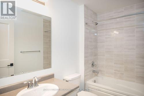 Lovely and neutral 4 piece bathroom - 205 - 102 Grovewood Common, Oakville, ON 